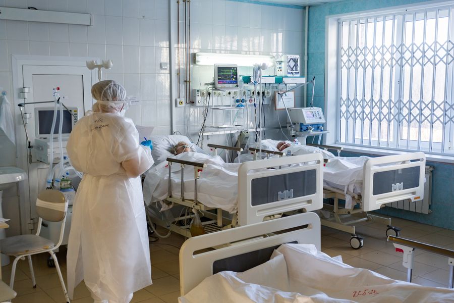 Фото Красная зона: что происходит в реанимации ковидного госпиталя в Новосибирске 49