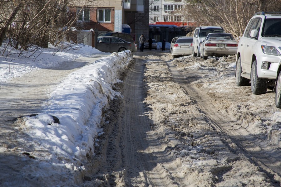 Сугробы по колено. Газель в снегу. Саратов утопает в снегу. Новокузнецкие улицы утопают в снегу. Снег по колено.