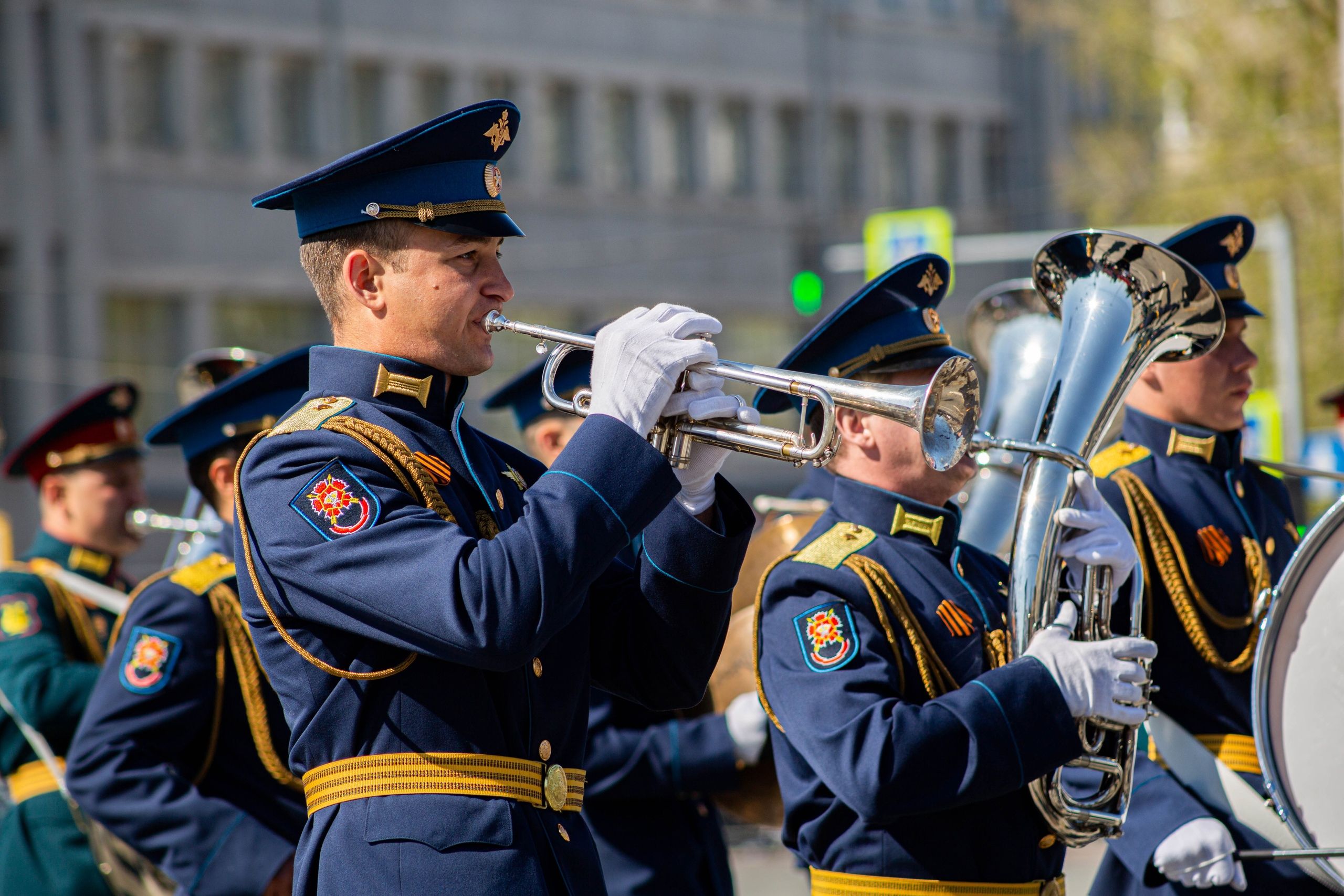Песня 9 мая проходит парад оркестры играют. Парад Победы оркестр. Военный оркестр на параде. Московский военный оркестр. Новосибирск парад военный оркестр.
