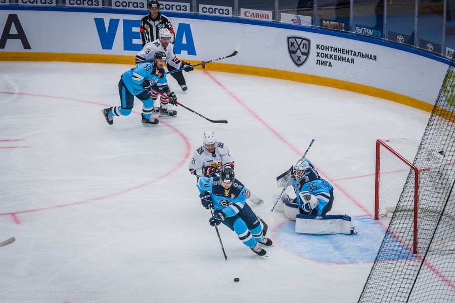 Фото «Сбиваемся на хаотичный хоккей»: почему ХК «Сибирь» снова проиграл на домашнем льду 39
