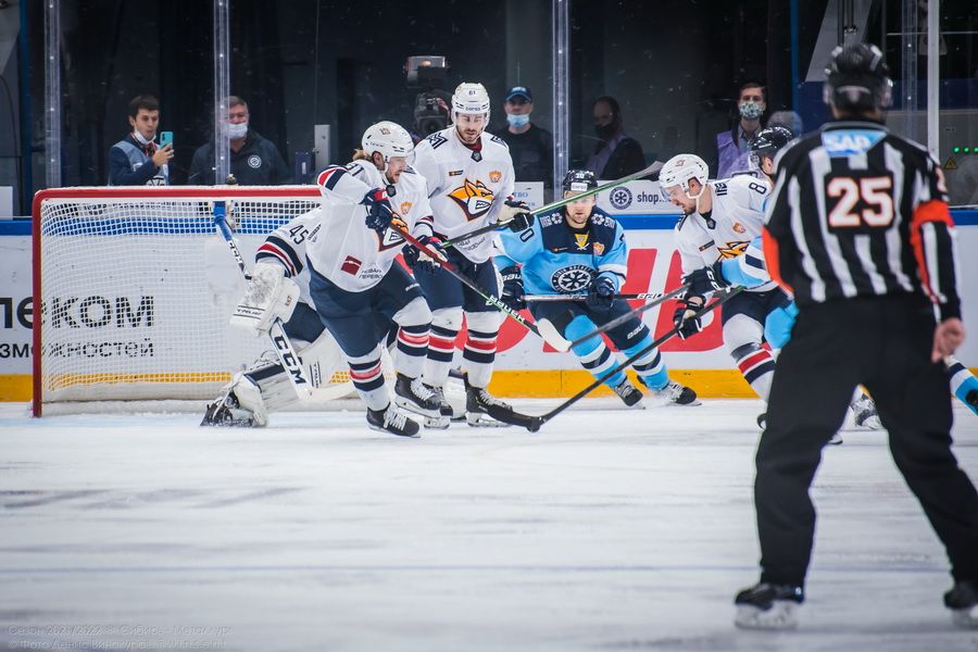 Фото «Сбиваемся на хаотичный хоккей»: почему ХК «Сибирь» снова проиграл на домашнем льду 66