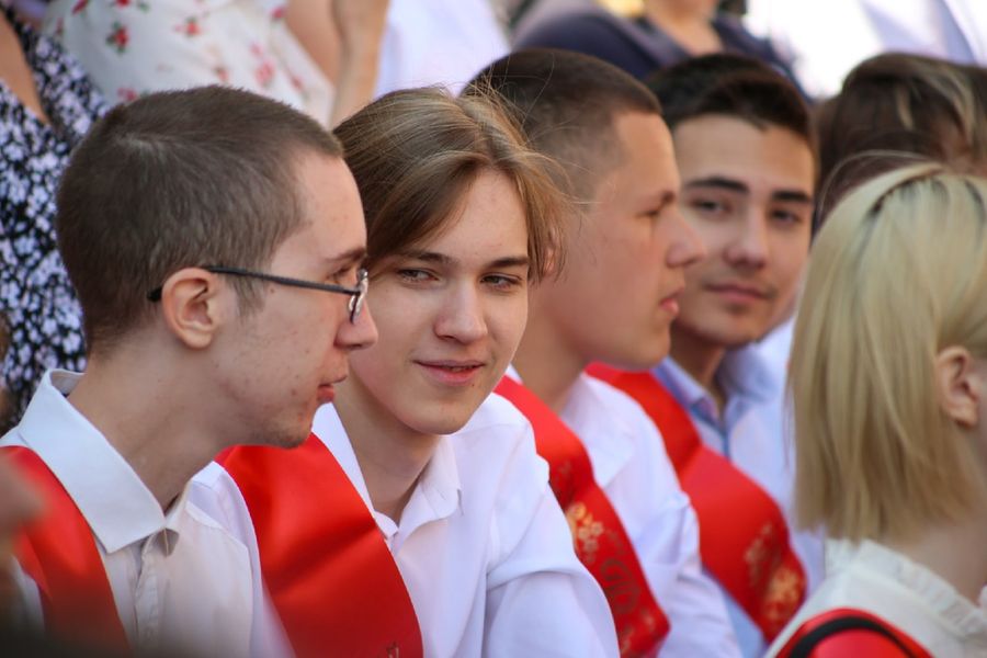 Фото Когда ушли со школьного двора: в Новосибирске прозвенели последние звонки 5