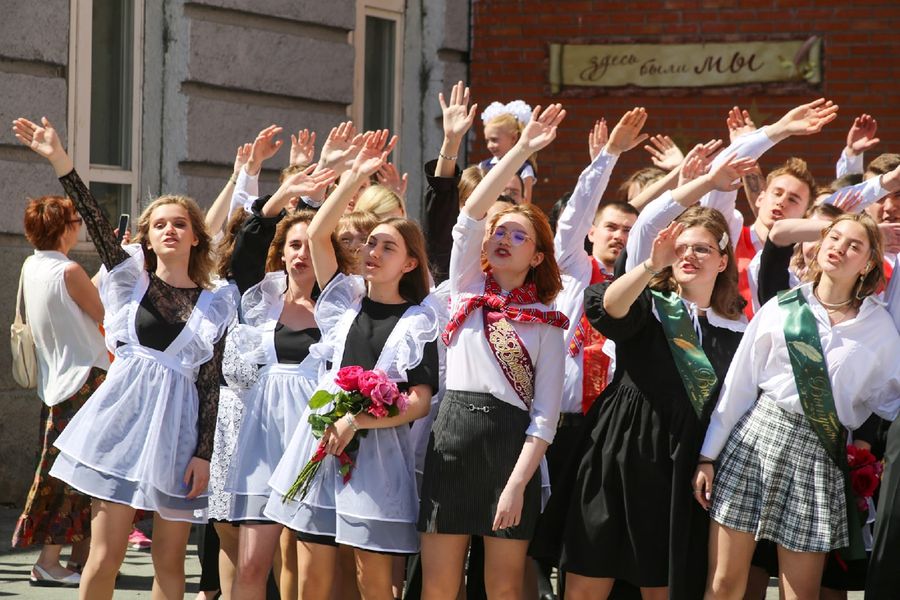 Фото Когда ушли со школьного двора: в Новосибирске прозвенели последние звонки 33