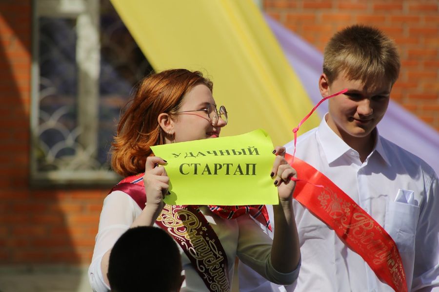 Фото Когда ушли со школьного двора: в Новосибирске прозвенели последние звонки 20