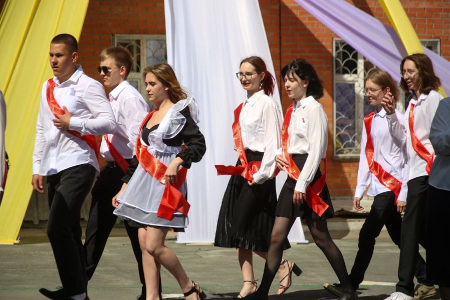 Фото Когда ушли со школьного двора: в Новосибирске прозвенели последние звонки 24