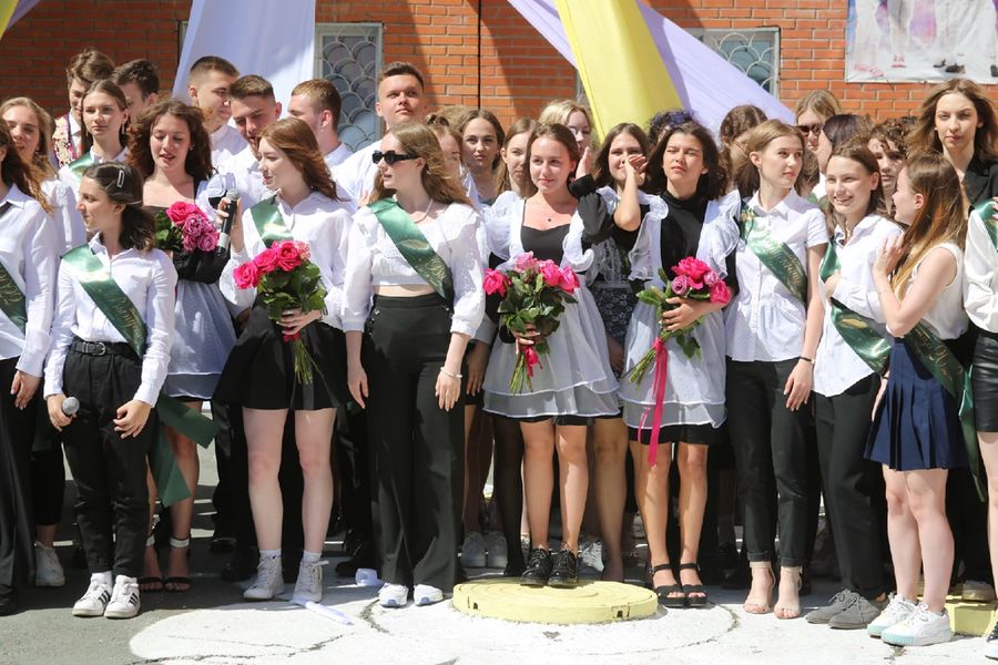 Фото Когда ушли со школьного двора: в Новосибирске прозвенели последние звонки 13