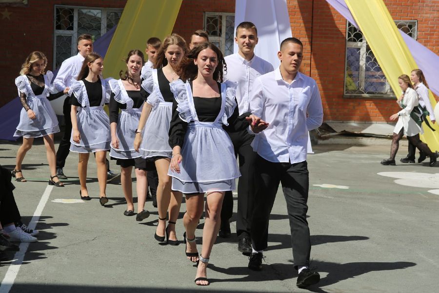 Фото Когда ушли со школьного двора: в Новосибирске прозвенели последние звонки 18