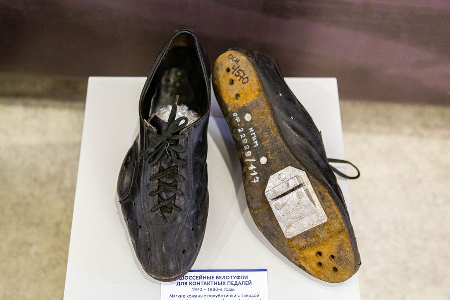 Фото Борцовки Карелина и чешки Подгорного: в Новосибирске открылась выставка обуви олимпийских чемпионов 12