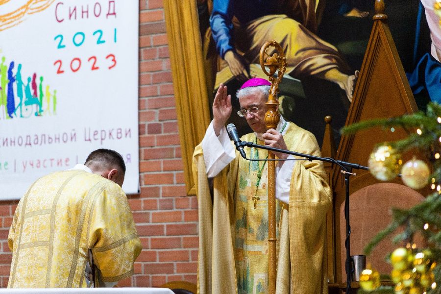 Фото Литургия с запахом хвои: в Новосибирске отпраздновали католическое Рождество 6