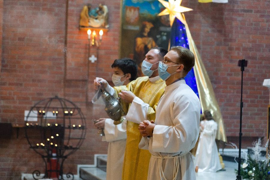 Фото Литургия с запахом хвои: в Новосибирске отпраздновали католическое Рождество 10