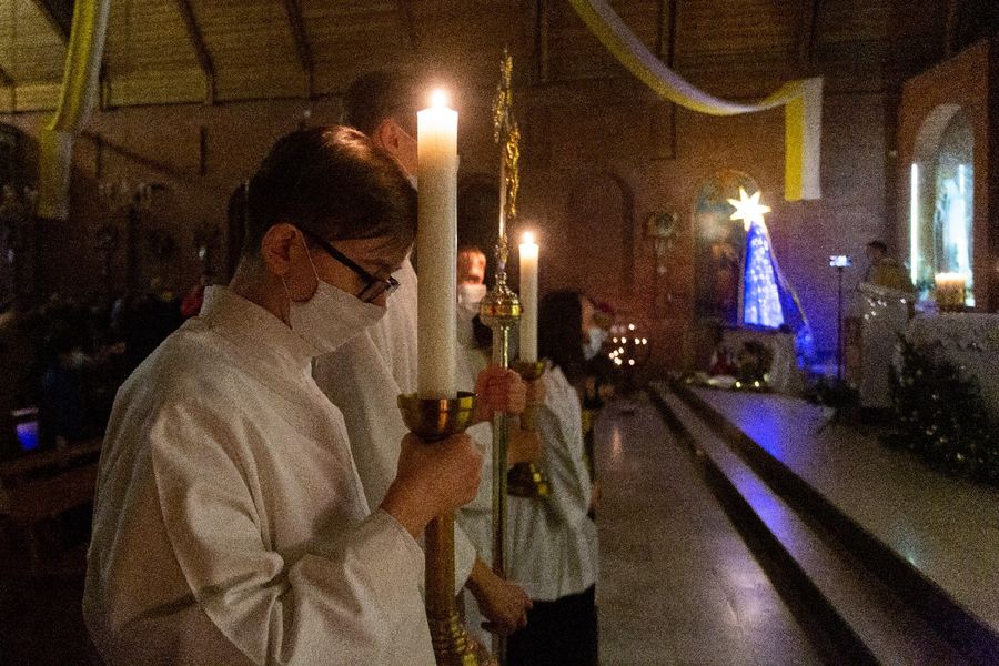 Фото Литургия с запахом хвои: в Новосибирске отпраздновали католическое Рождество 16