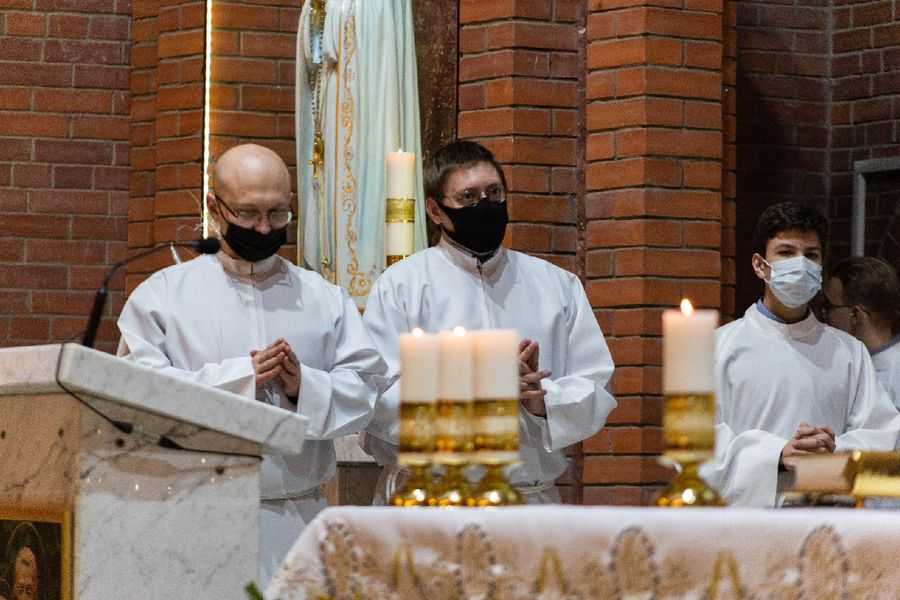 Фото Литургия с запахом хвои: в Новосибирске отпраздновали католическое Рождество 23