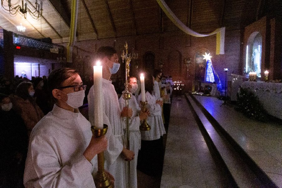 Фото Литургия с запахом хвои: в Новосибирске отпраздновали католическое Рождество 26