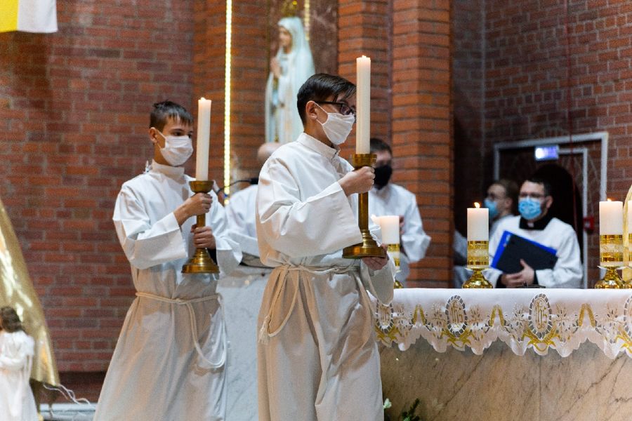 Фото Литургия с запахом хвои: в Новосибирске отпраздновали католическое Рождество 33