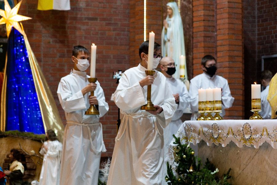 Фото Литургия с запахом хвои: в Новосибирске отпраздновали католическое Рождество 11