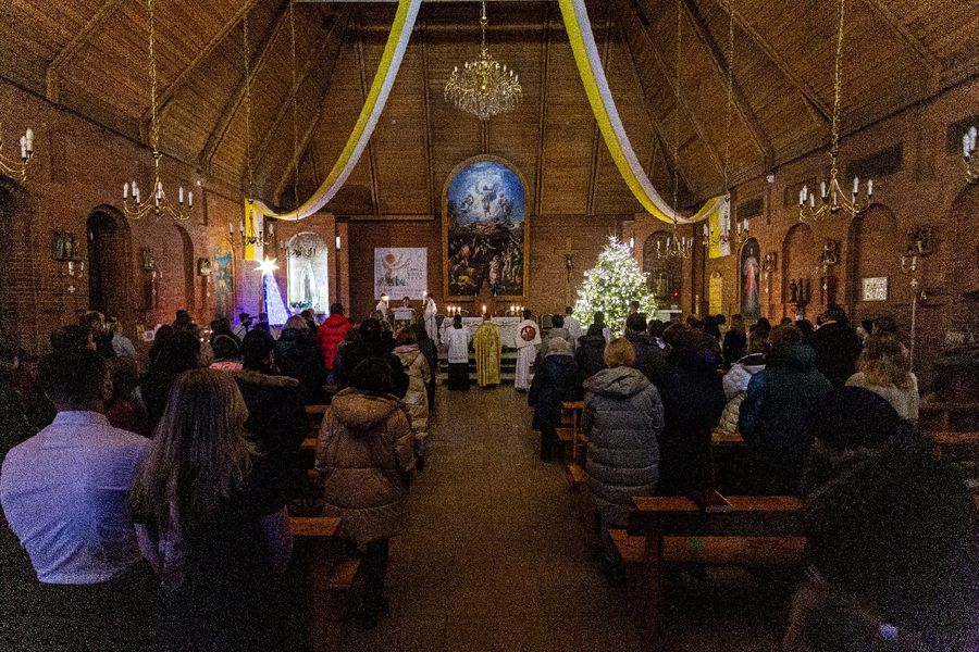 Фото Литургия с запахом хвои: в Новосибирске отпраздновали католическое Рождество 20
