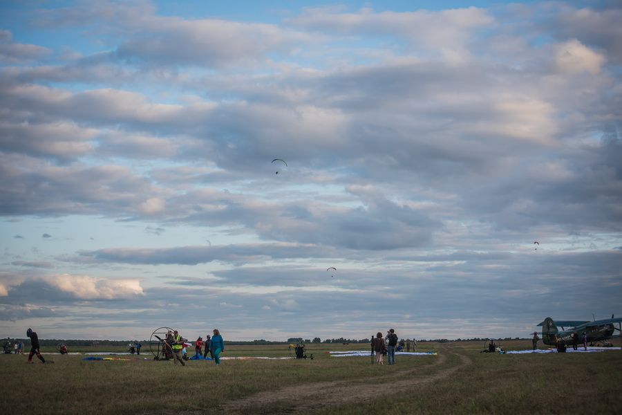 Фото «Пусть людям крыльев не дано…»: десятки парапланов поднялись в вечернее небо над Бердском 54