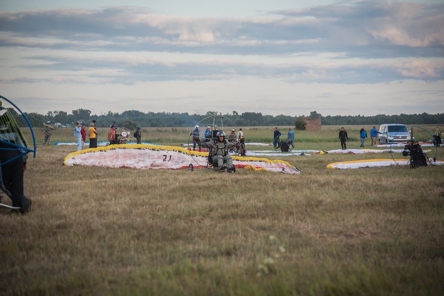 Фото «Пусть людям крыльев не дано…»: десятки парапланов поднялись в вечернее небо над Бердском 61