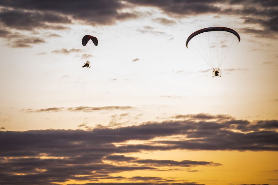 Фото «Пусть людям крыльев не дано…»: десятки парапланов поднялись в вечернее небо над Бердском 129