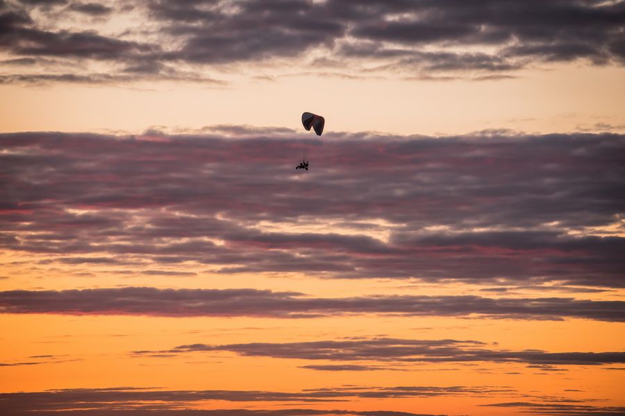 Фото «Пусть людям крыльев не дано…»: десятки парапланов поднялись в вечернее небо над Бердском 130