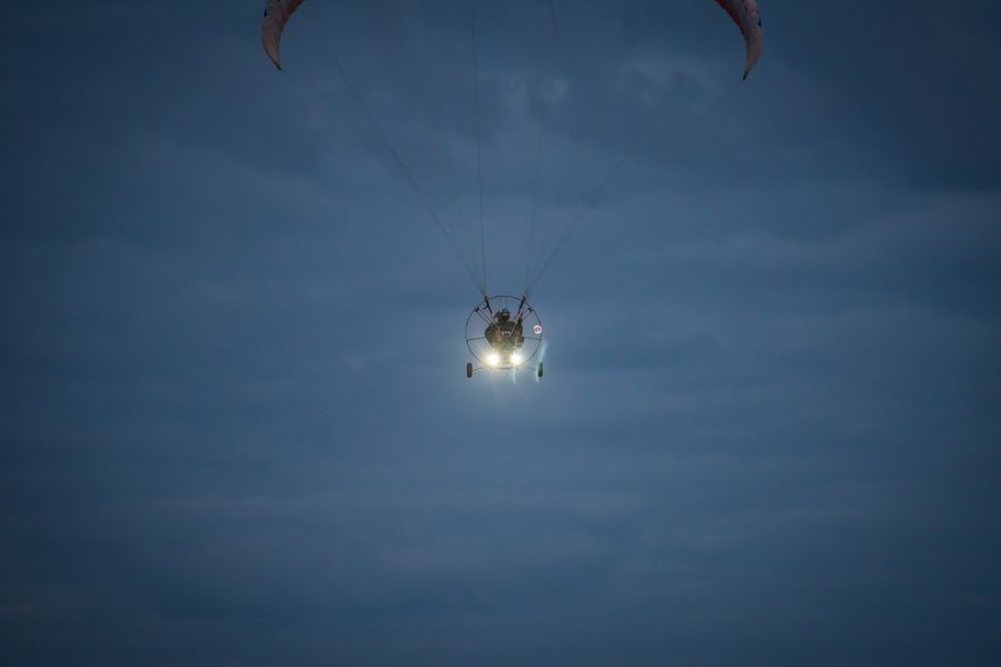 Фото «Пусть людям крыльев не дано…»: десятки парапланов поднялись в вечернее небо над Бердском 138