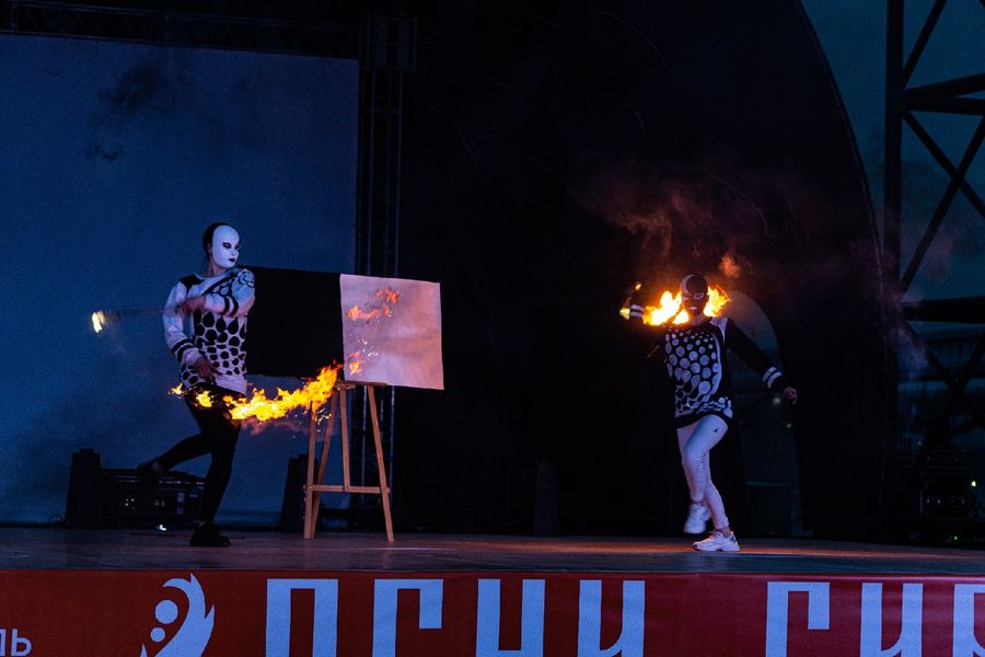 Фото «Огни Сибири»: в Новосибирске прошло горячее файер-шоу 16