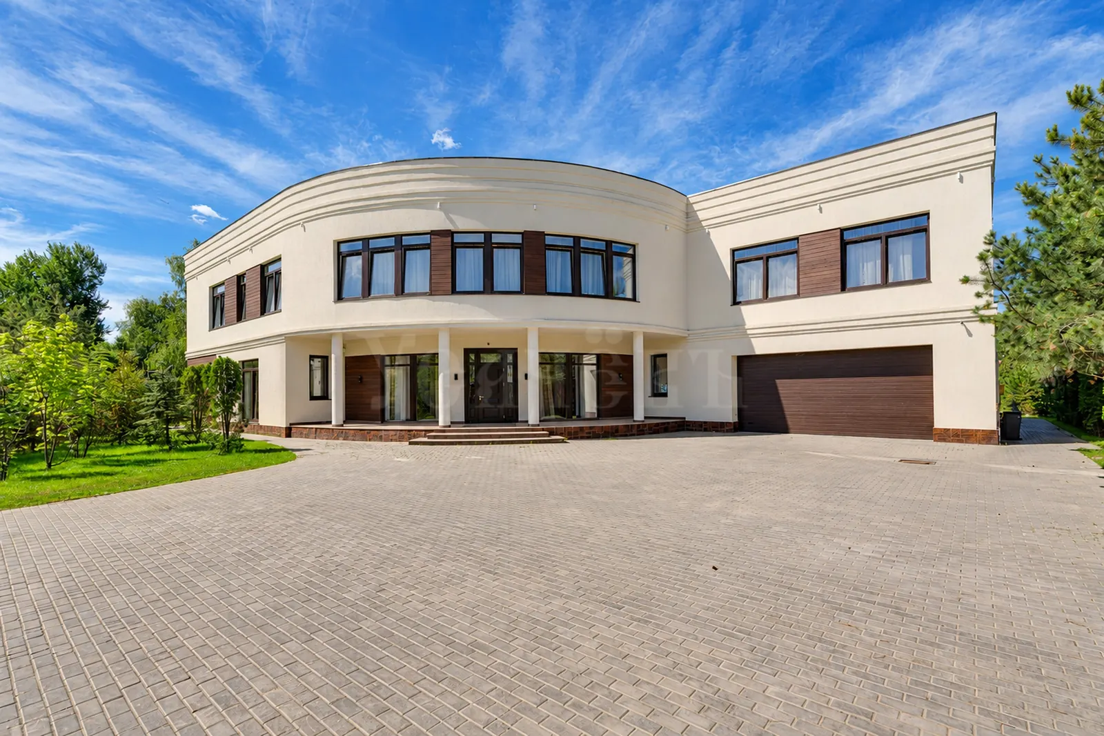Загородный дом 1 500 м²