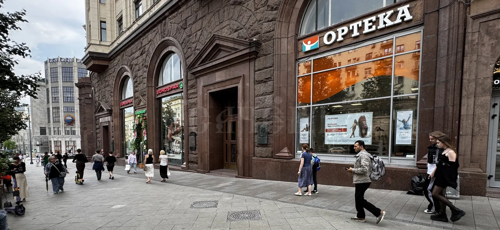 Коммерческое помещение 424,6 м²
