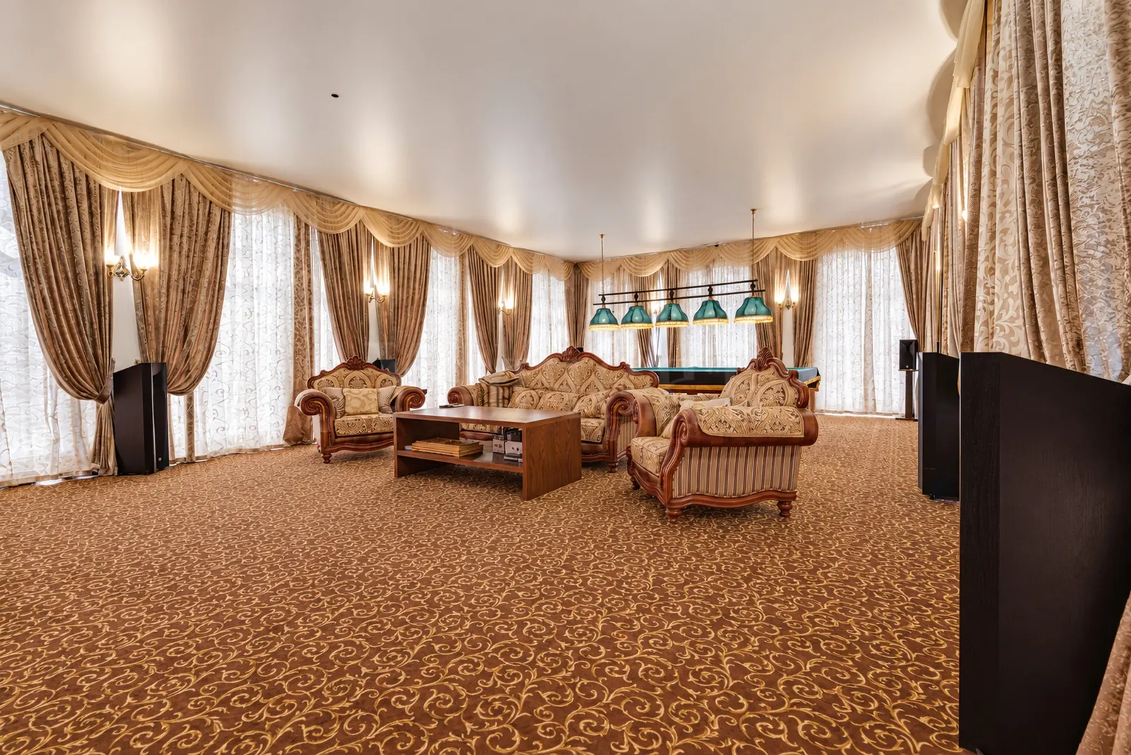 Загородный дом 1 500 м²