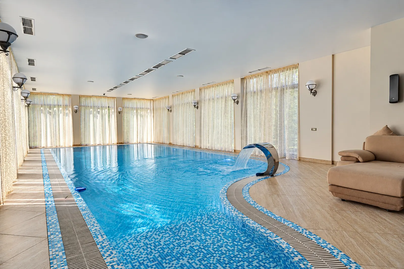 Загородный дом 1 500 м²