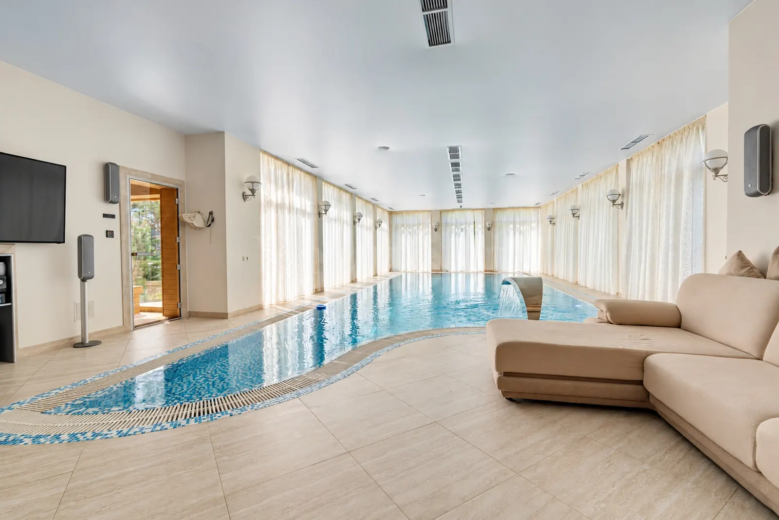 Загородный дом 1 500 м²
