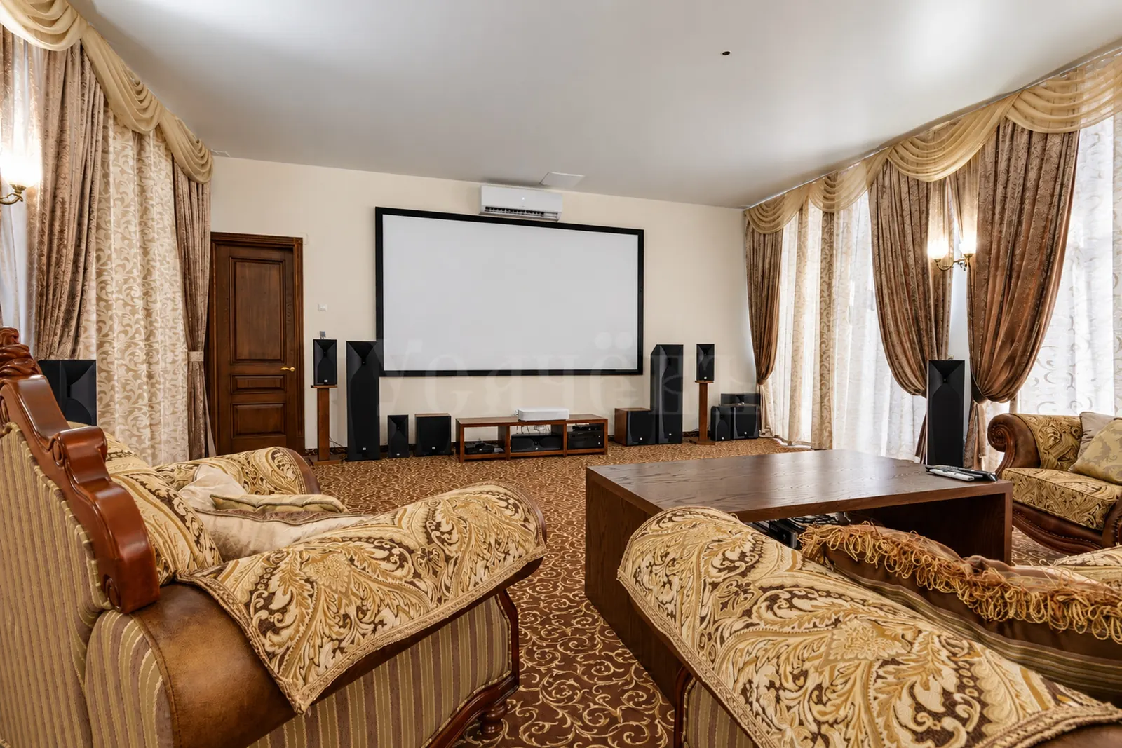 Загородный дом 1 500 м²