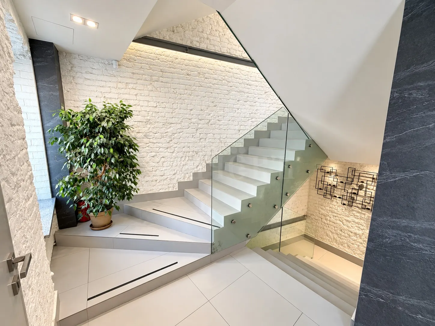 Коммерческое помещение 298,7 м²
