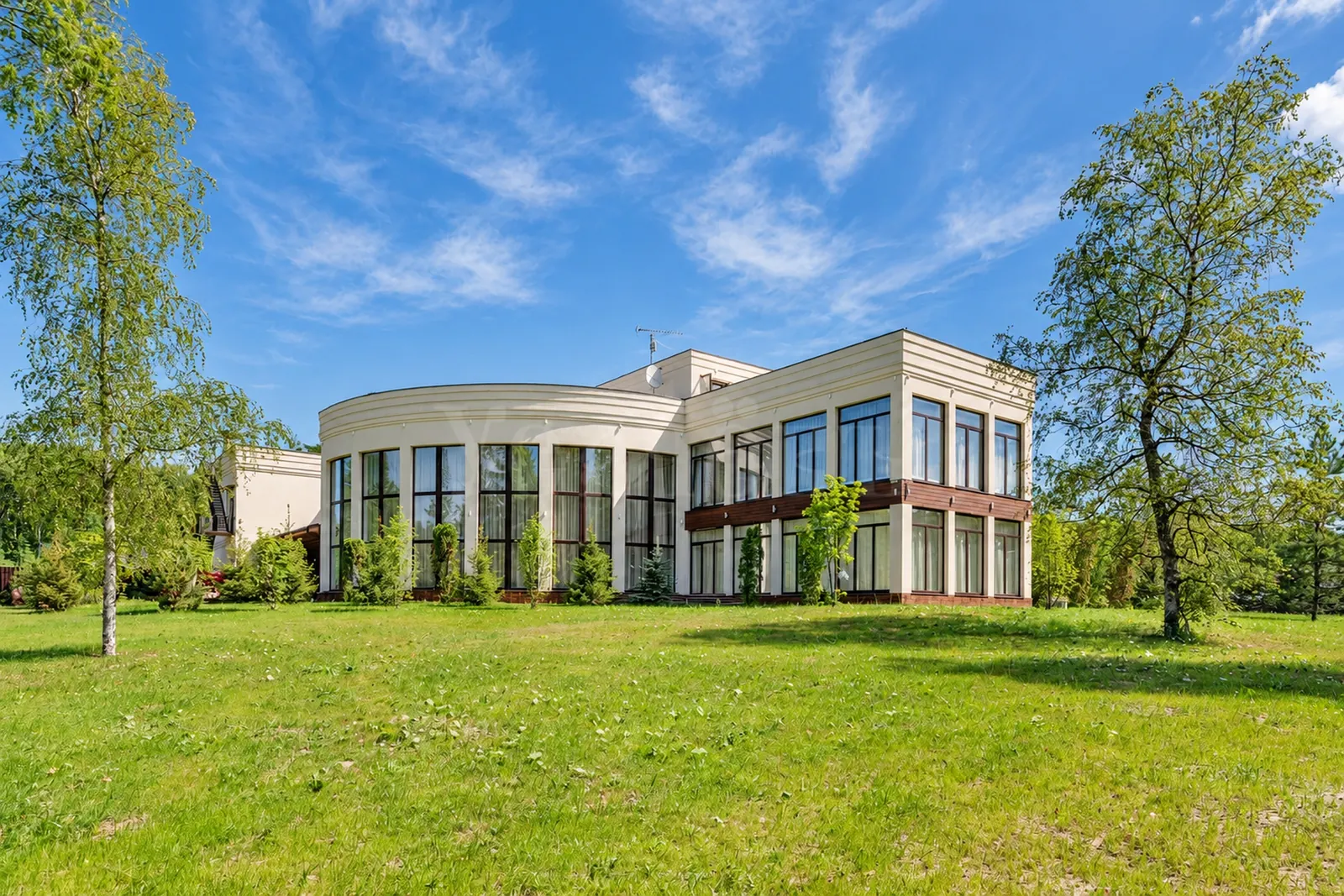 Загородный дом 1 500 м²