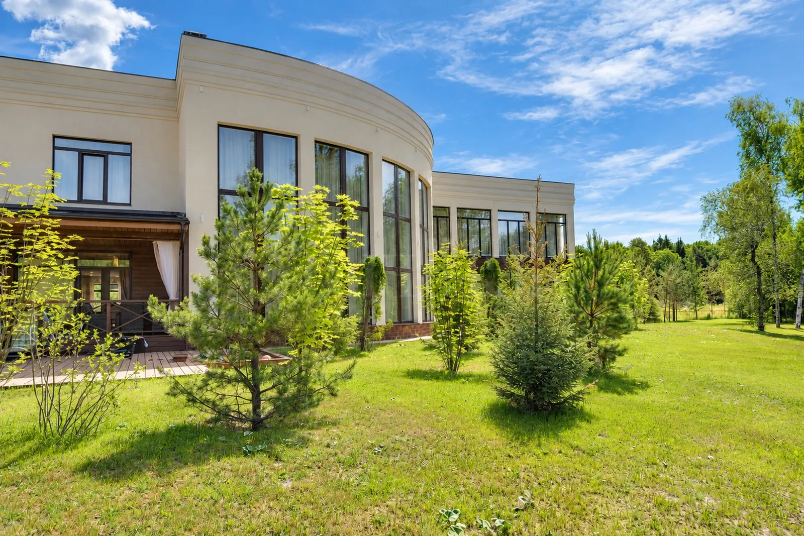 Загородный дом 1 500 м²
