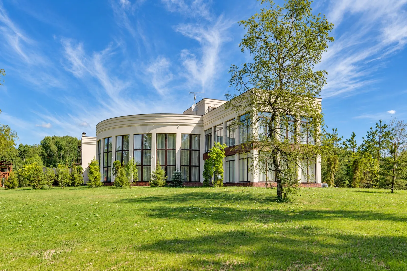 Загородный дом 1 500 м²