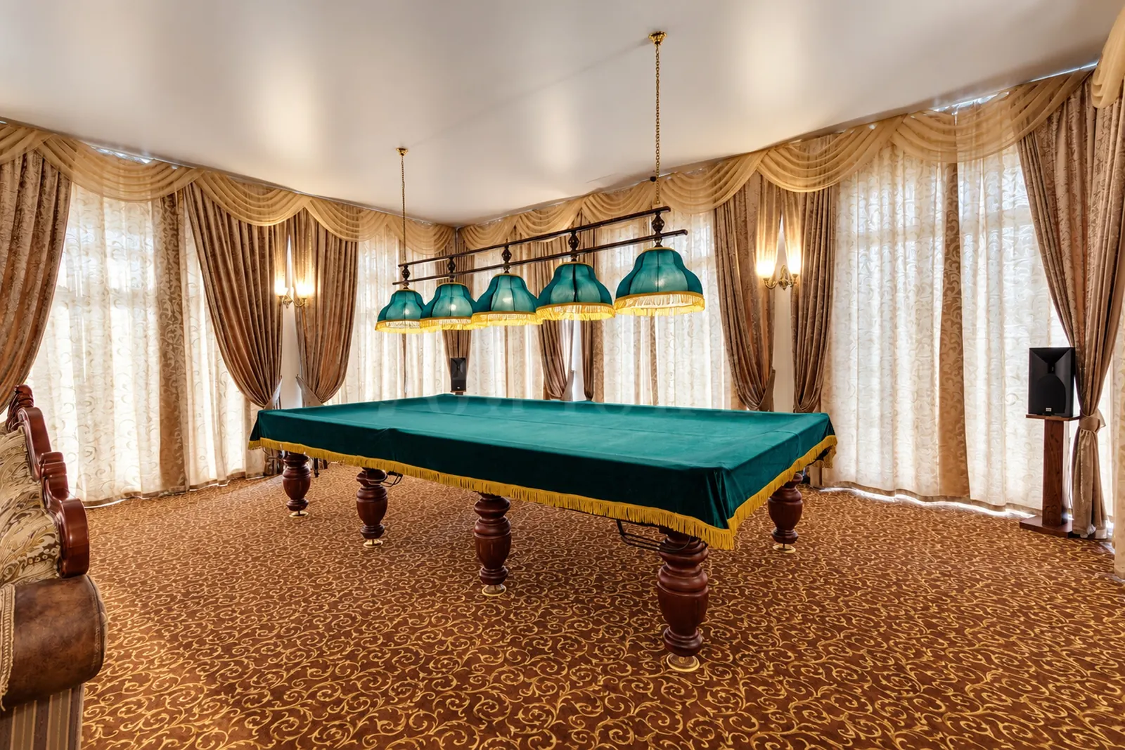 Загородный дом 1 500 м²