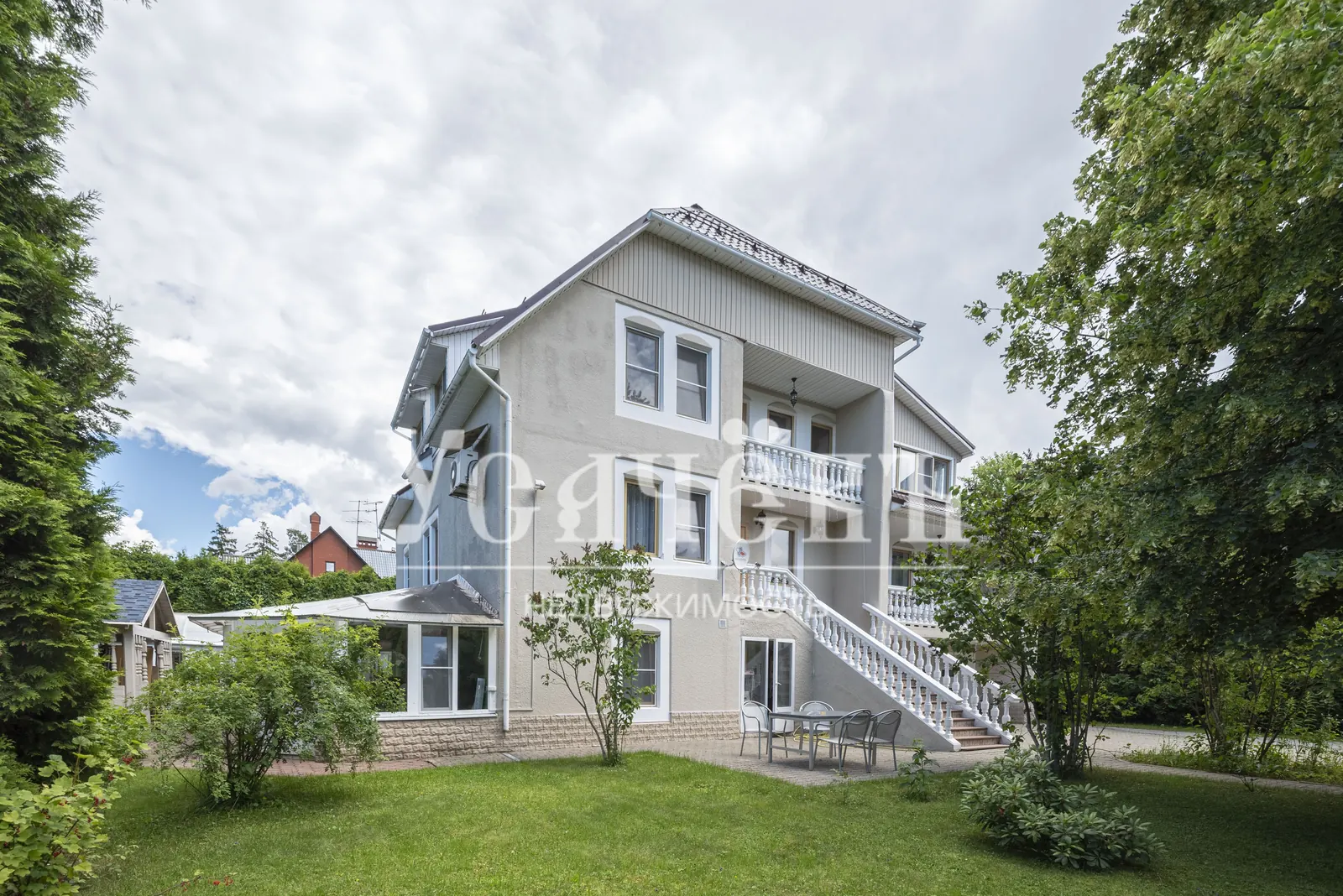 Загородный дом 455 м²