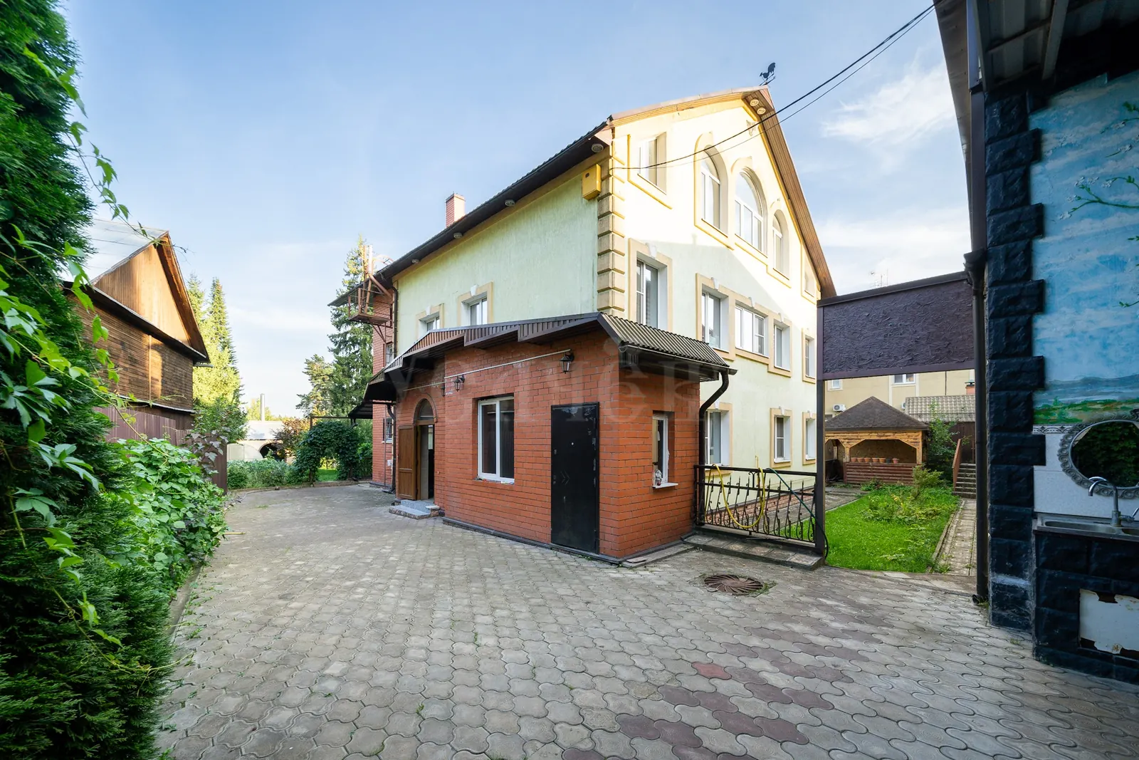 Загородный дом 970 м²