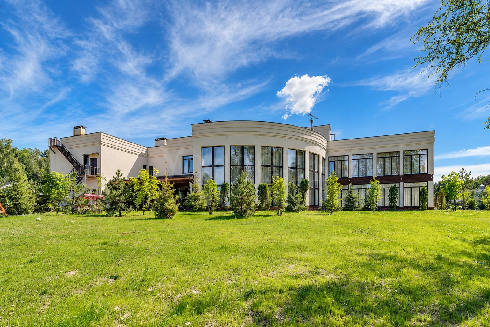 Загородный дом 1 500 м²