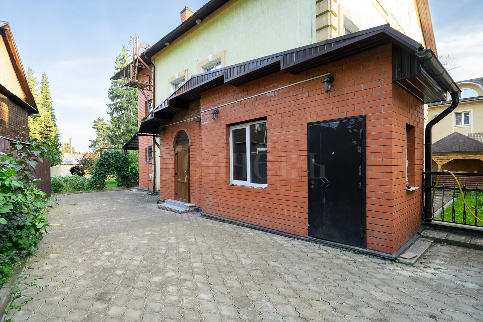 Загородный дом 970 м²