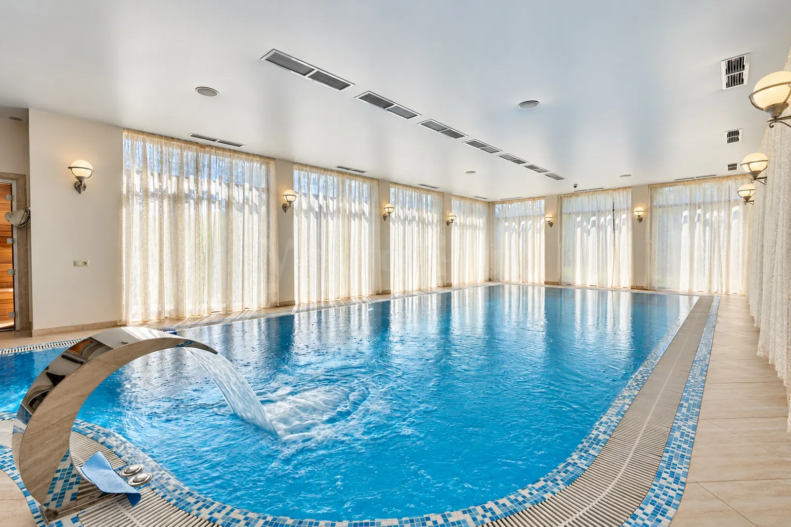 Загородный дом 1 500 м²
