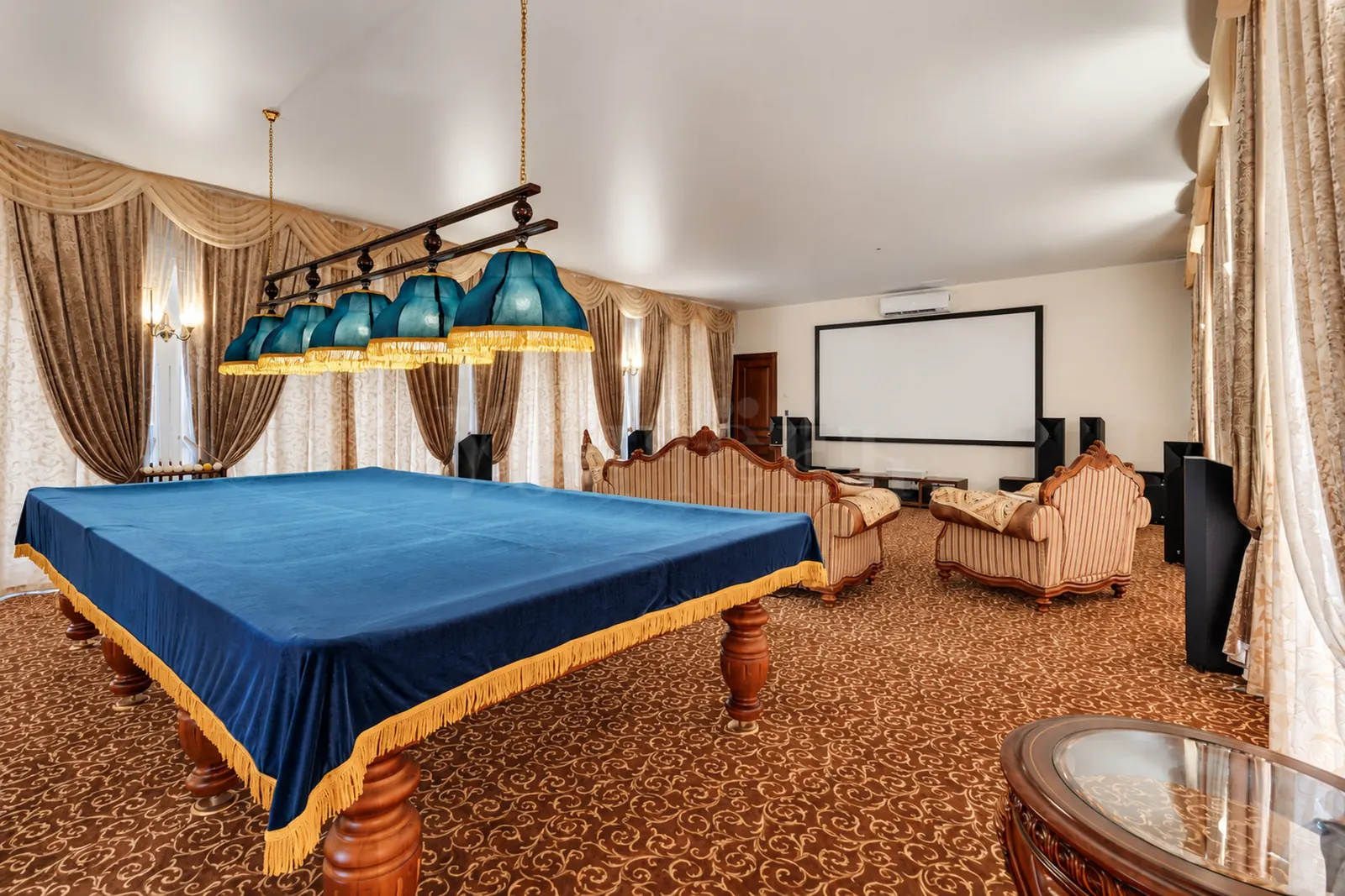 Загородный дом 1 500 м²