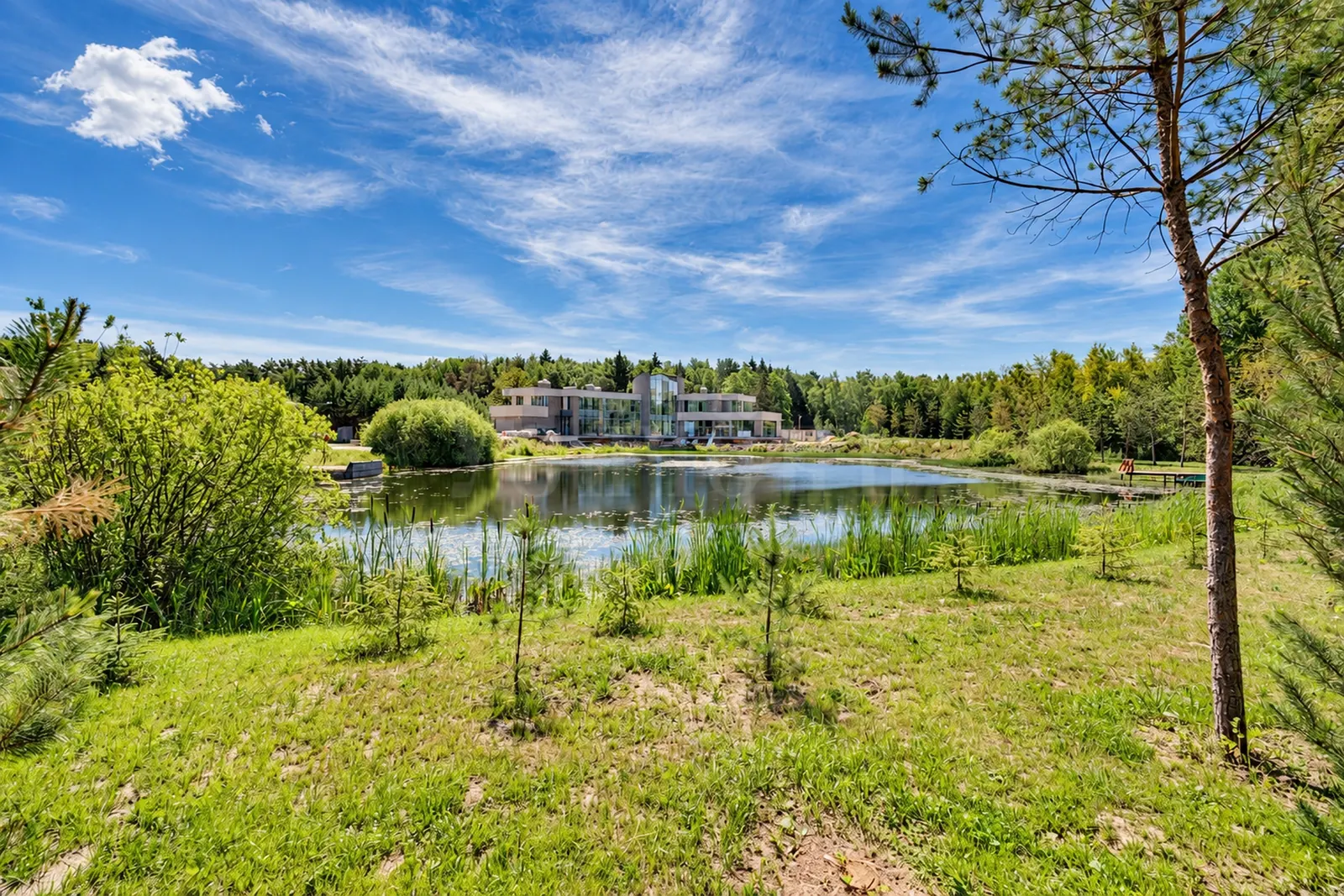 Загородный дом 1 500 м²