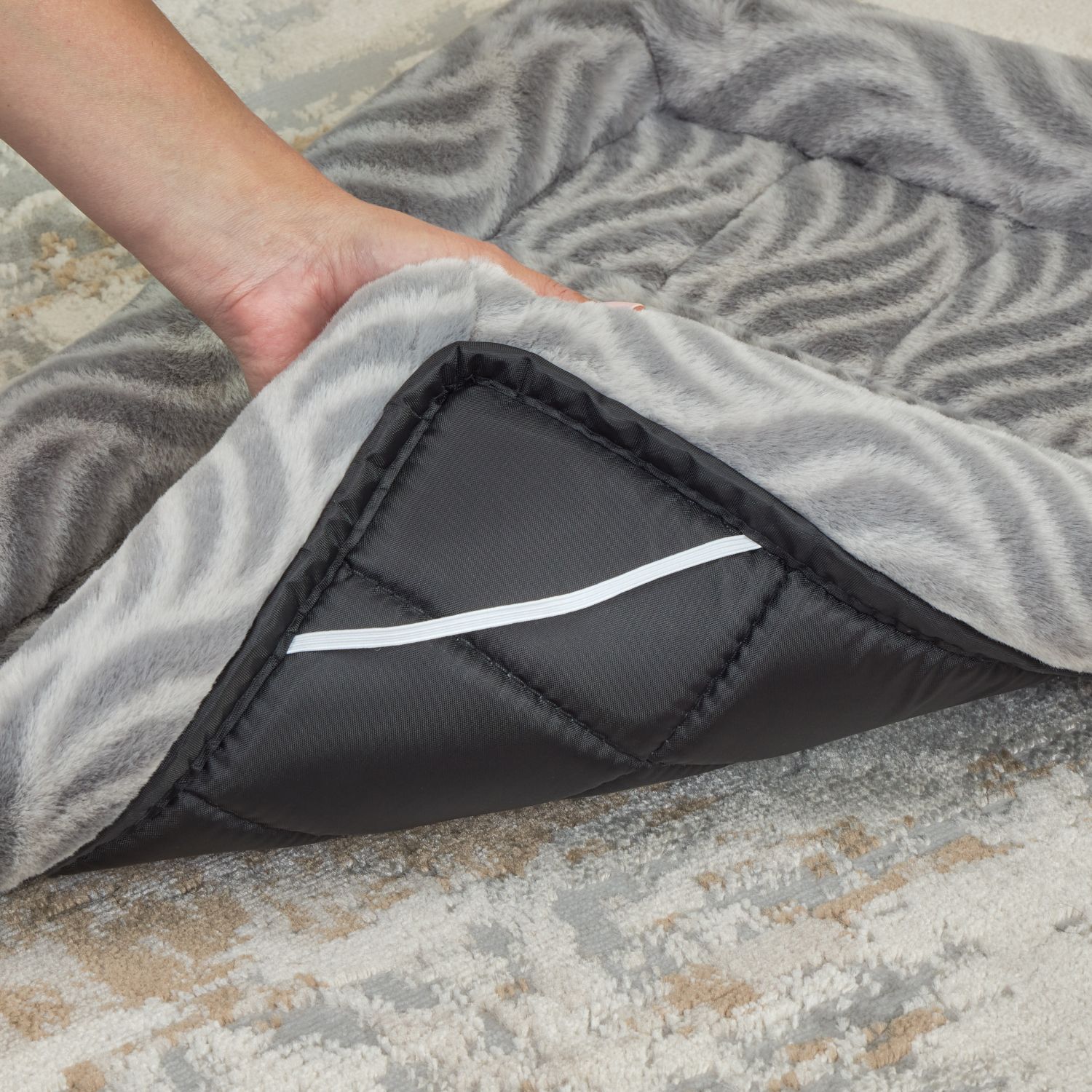 Лежанка MidWest Deluxe Wave Bed для собак и кошек меховая 102х67,5х9 см, серая