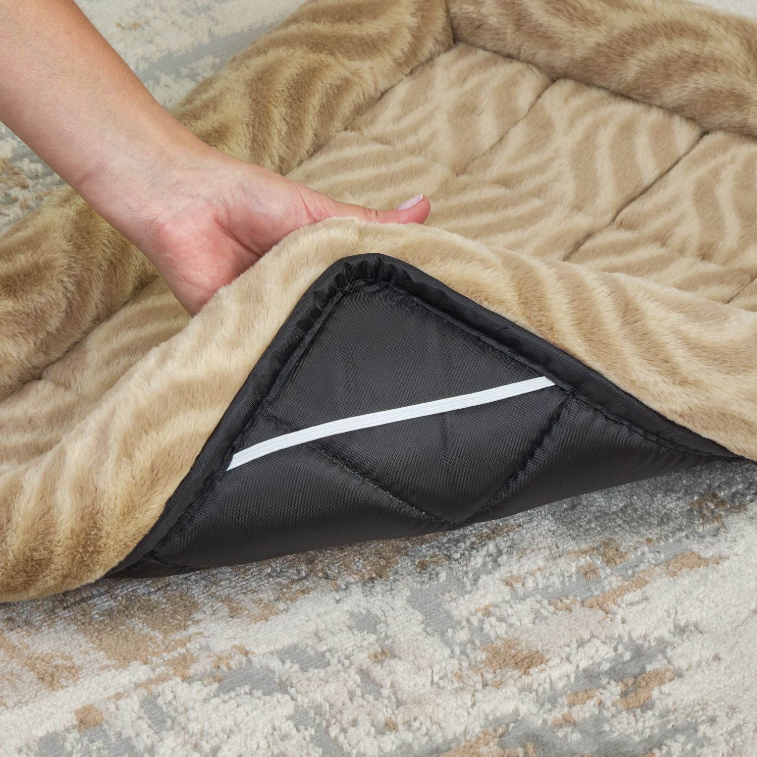 Лежанка MidWest Deluxe Wave Bed для собак и кошек меховая 102х67,5х9 см, цвет песочный