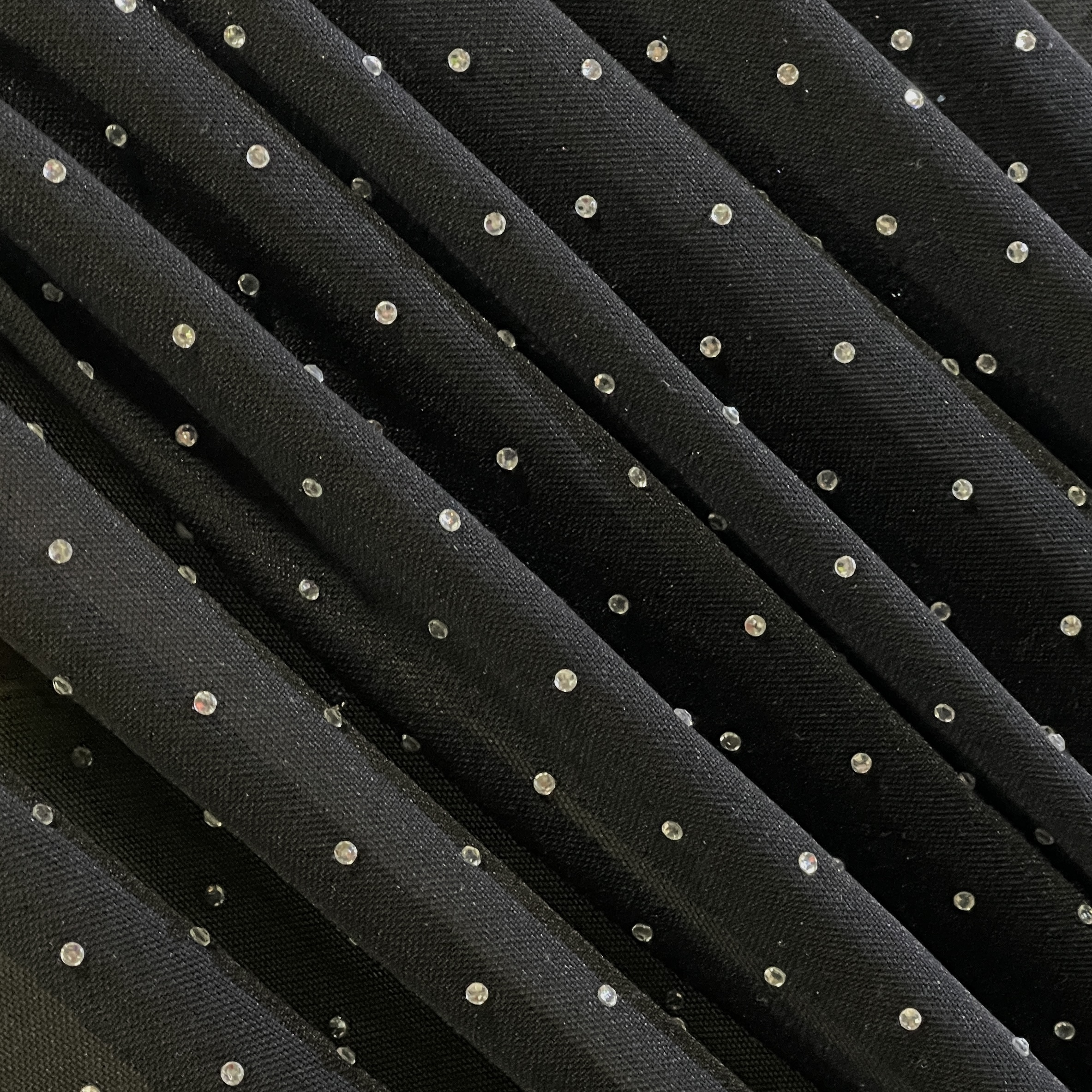 Сетка мелкая трикотажная с кристаллами SS10 CRYSTAL, диагональ, черный