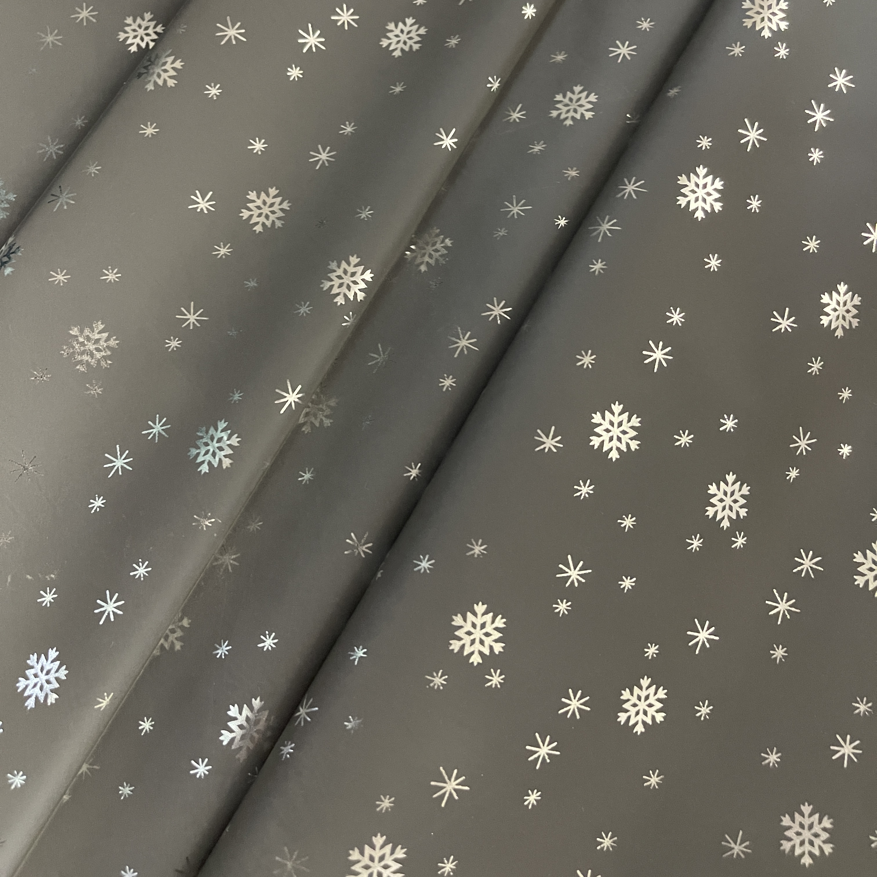 Светоотражающая курточная плащевая ткань серебро рефлектив с серебристыми снежинками