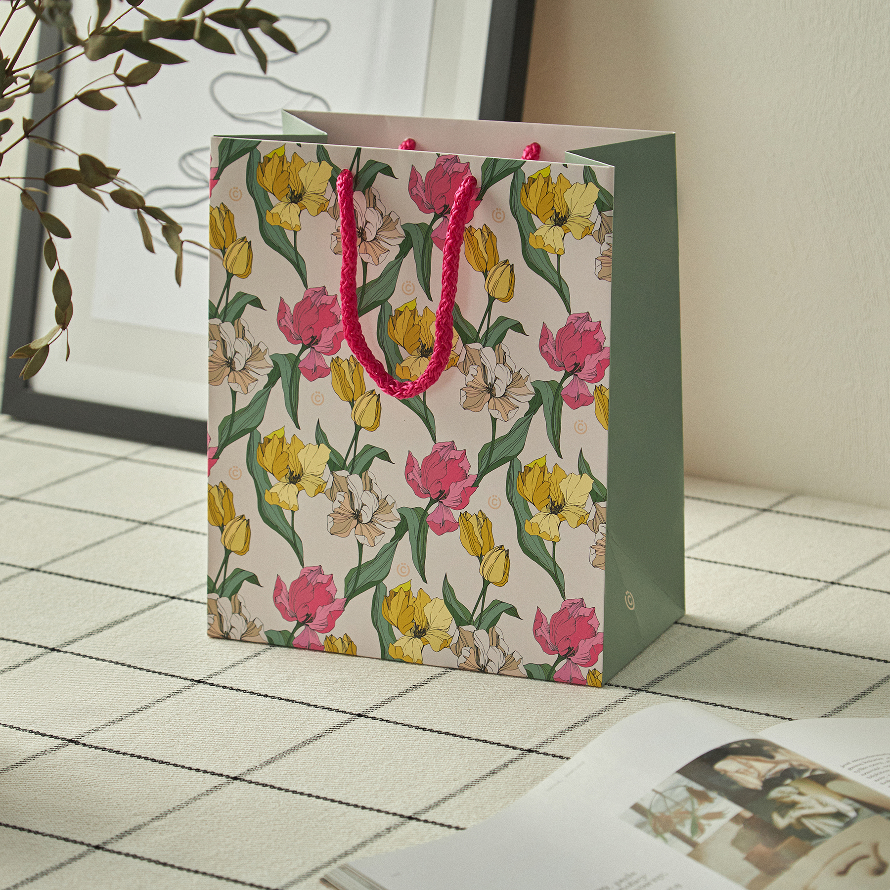 Бумажный пакет с цветами 20,3x24x11,5 см - #5