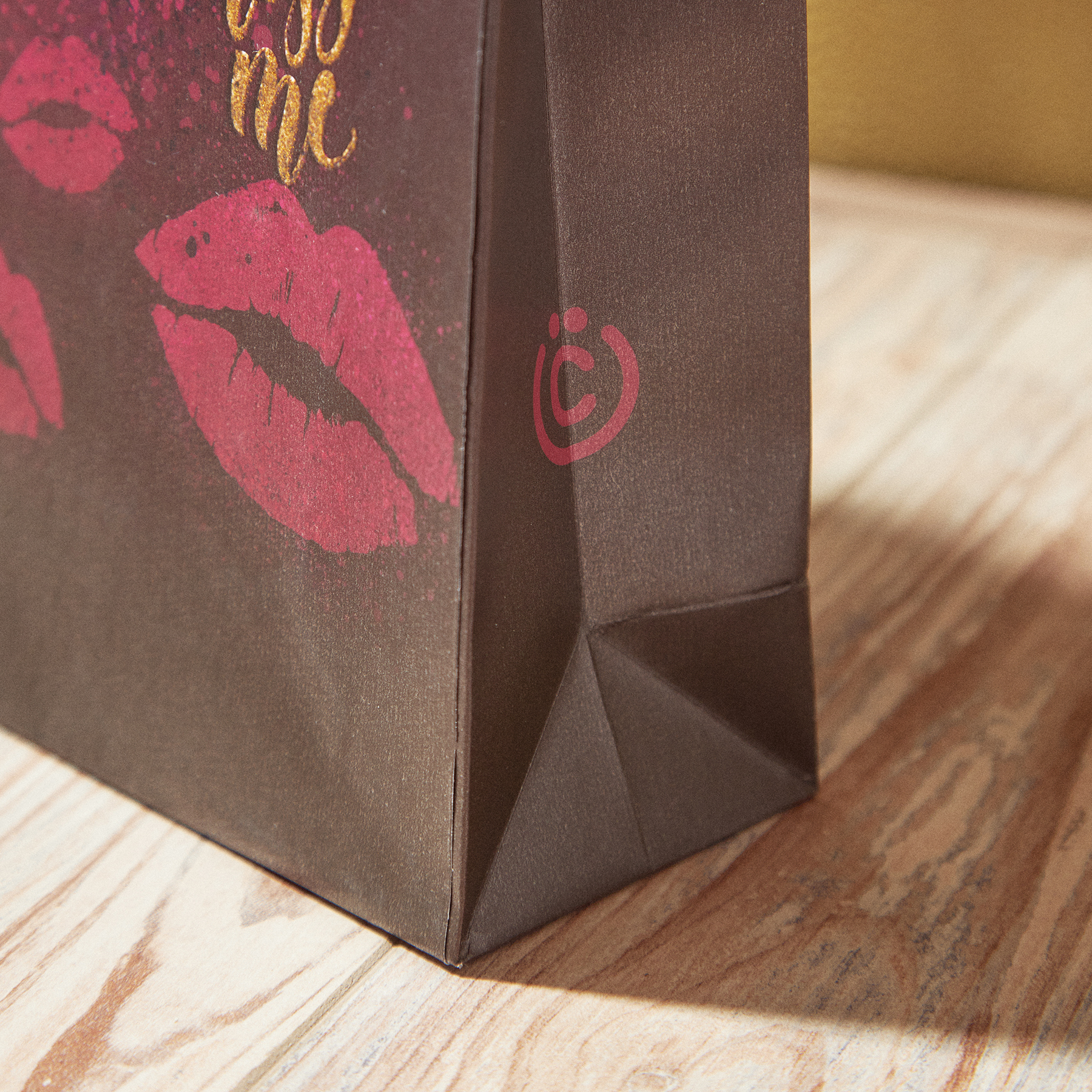 Бумажный пакет с поцелуями 25x36x8 см - #9